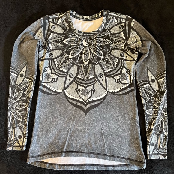 INKnBURN ‘Healing Mandala’ fleece long sleeve - Picture 1 of 14